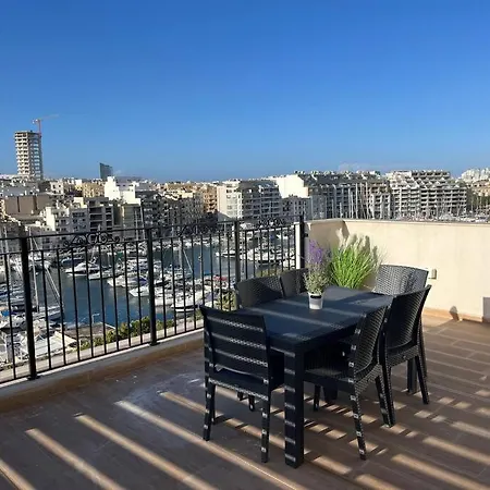 Penthouse Centrally Located Near Marina * Pietà