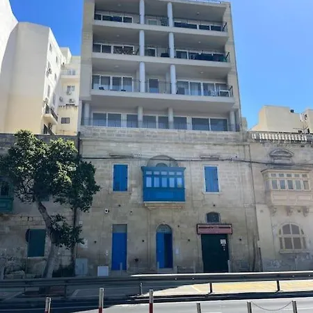Penthouse Centrally Located Near Marina Pietà