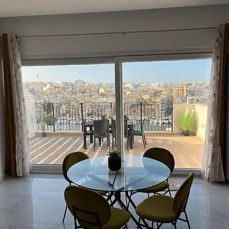 Penthouse Centrally Located Near Marina Apartmán *