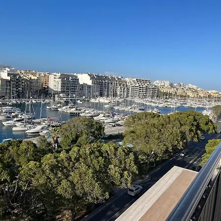Penthouse Centrally Located Near Marina Pietà